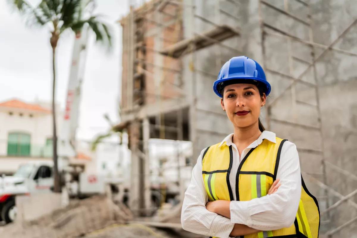 Las mujeres ganan terreno en la construcción, pero la brecha de género aún es grande en oportunidades y sueldo
