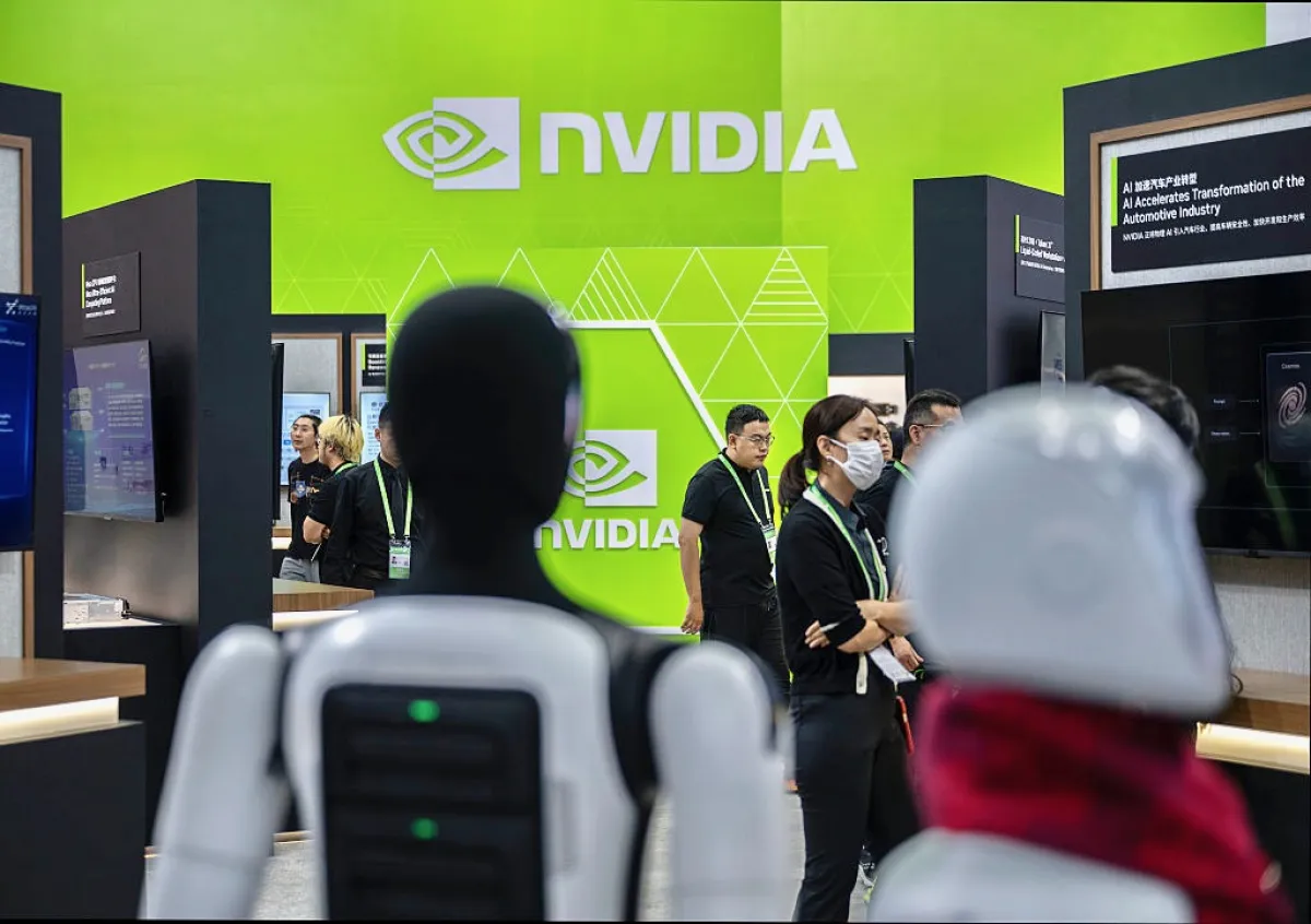 Gente y robots caminando por el booth de Nvidia en una convención de tecnología en China. De fondo, el logo de la empresa.
