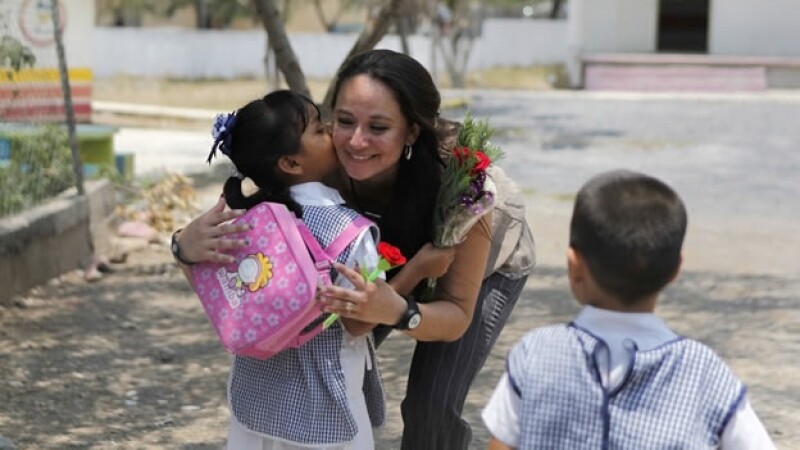 La maestra Martha Rivera es reconocida en Monterrey