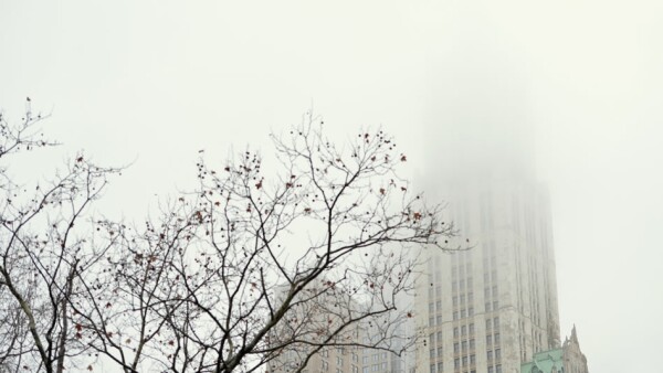 un edificio cubierto de niebla en el bajo manhattan