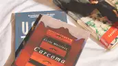 Foto de la portada del libro Carcoma, de Layla Martinez, con el dibujo de un ropero rojo abierto con dientes y ojos.