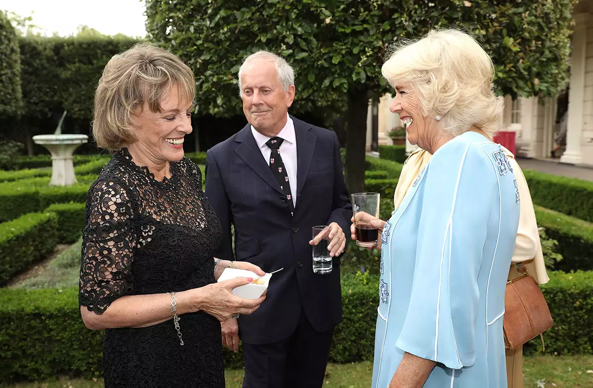 Camila se reunió con su "enamorado" Gyles Brandreth en su cumpleaños 70