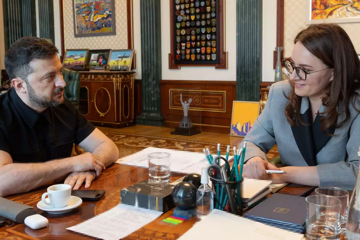 En esta fotografía de folleto tomada y publicada por el Servicio de Prensa Presidencial de Ucrania el 14 de julio de 2025, el presidente de Ucrania, Volodymyr Zelensky (L), asiste a una reunión con la viceprimera ministra de Ucrania, Yuliia Svyrydenko (R) en Kiev.