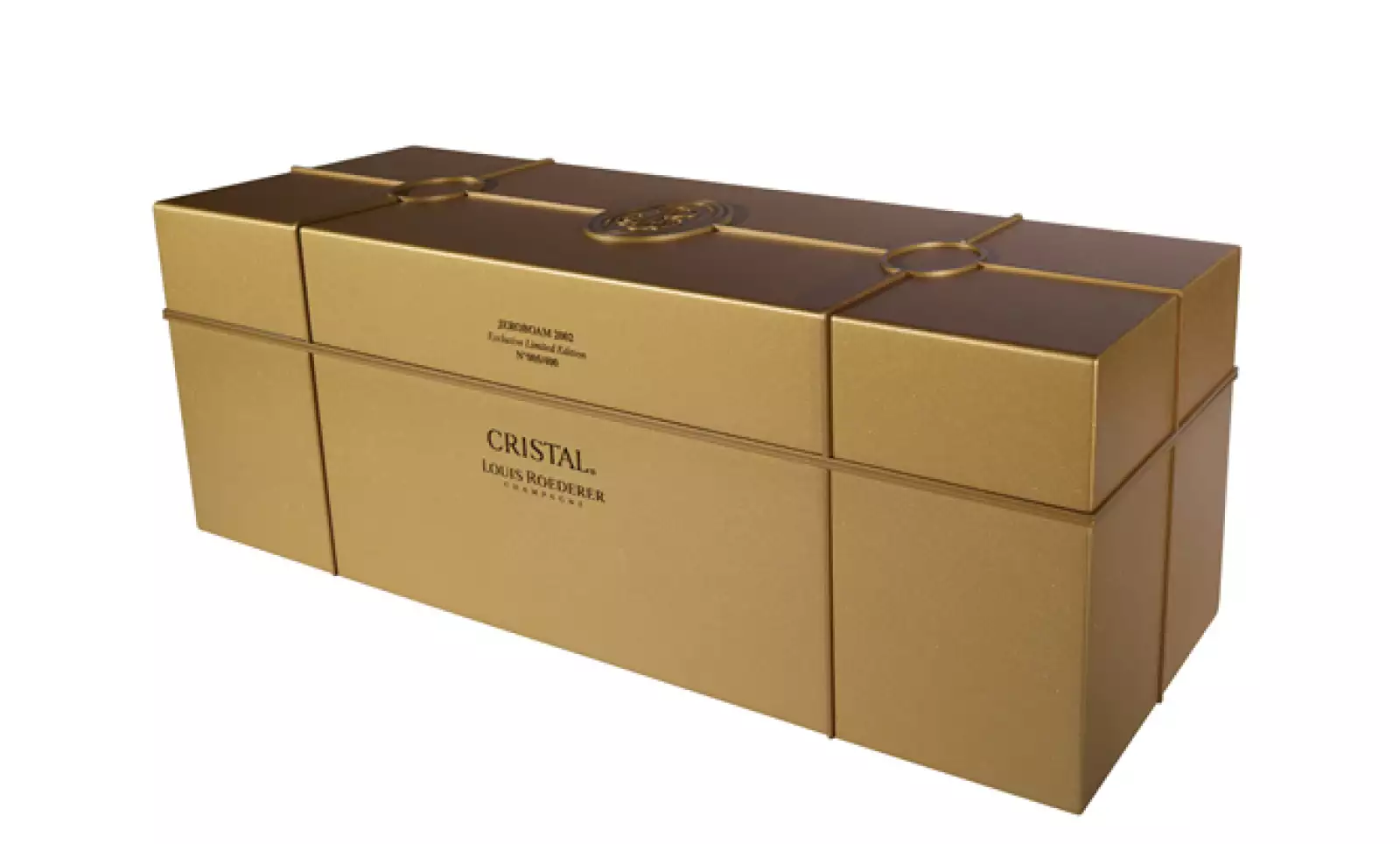 La botella del champagne Cristal 2002 está elaborada a mano, por dos maestros orfebres en 4 días de trabajo.