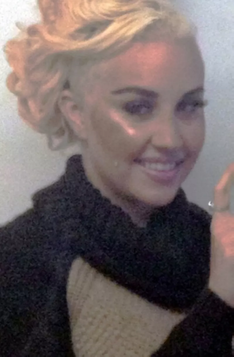 Aunque ella se mostró muy orgullosa de su nuevo look que parece una mezcla entre Britney Spears y Miley Cyrus, muchos criticaron a la retirada actriz por esta nueva pero extraña apariencia.