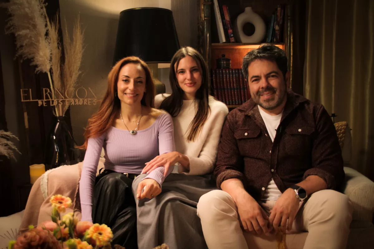 Macarena Achaga, Marimar Vega y Efrén Martínez
