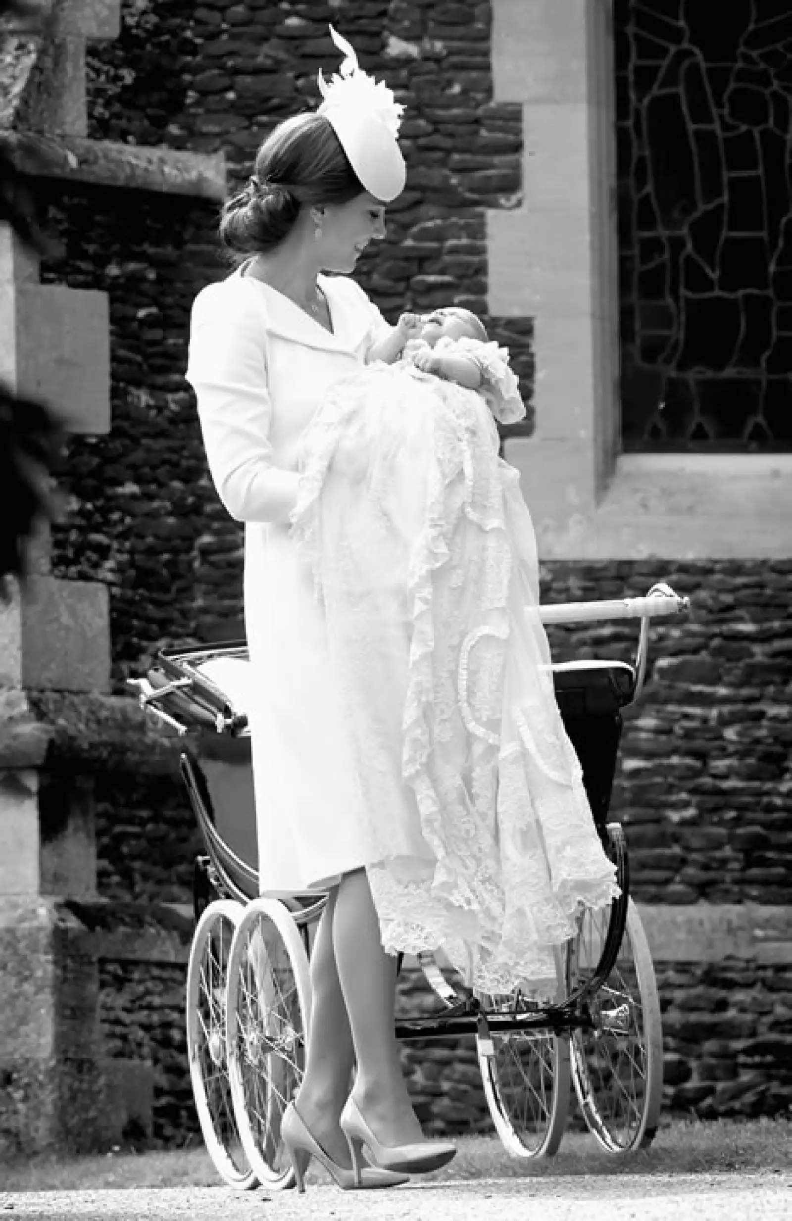Kate Middleton posa con la princesa Charlotte el día de su bautizo en la iglesia de Santa María Magdalena en Sandringham, mismo lugar donde fue bautizada Lady Di.