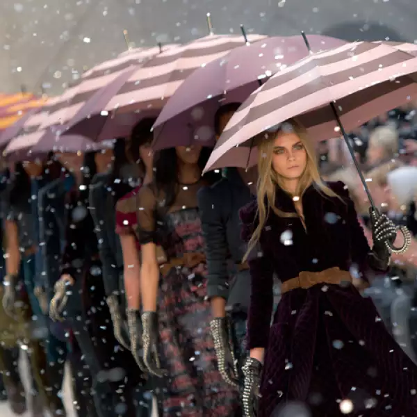 Gabardinas, faldas y vestidos protagonizaron en el desfile de Burberry Prosum.