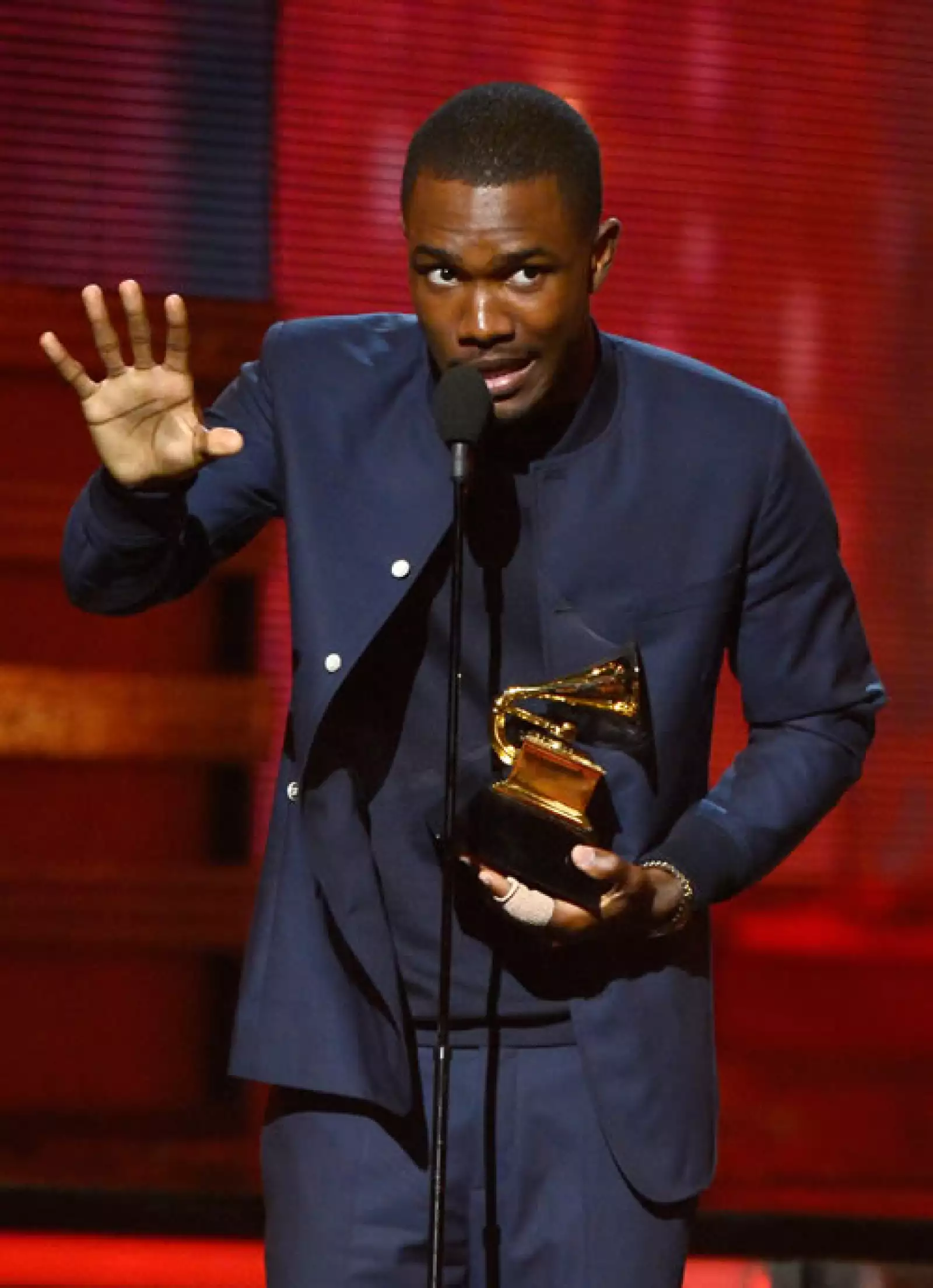 Frank Ocean recibió al premio al mejor álbum urbano contemporáneo por Channel Orange.