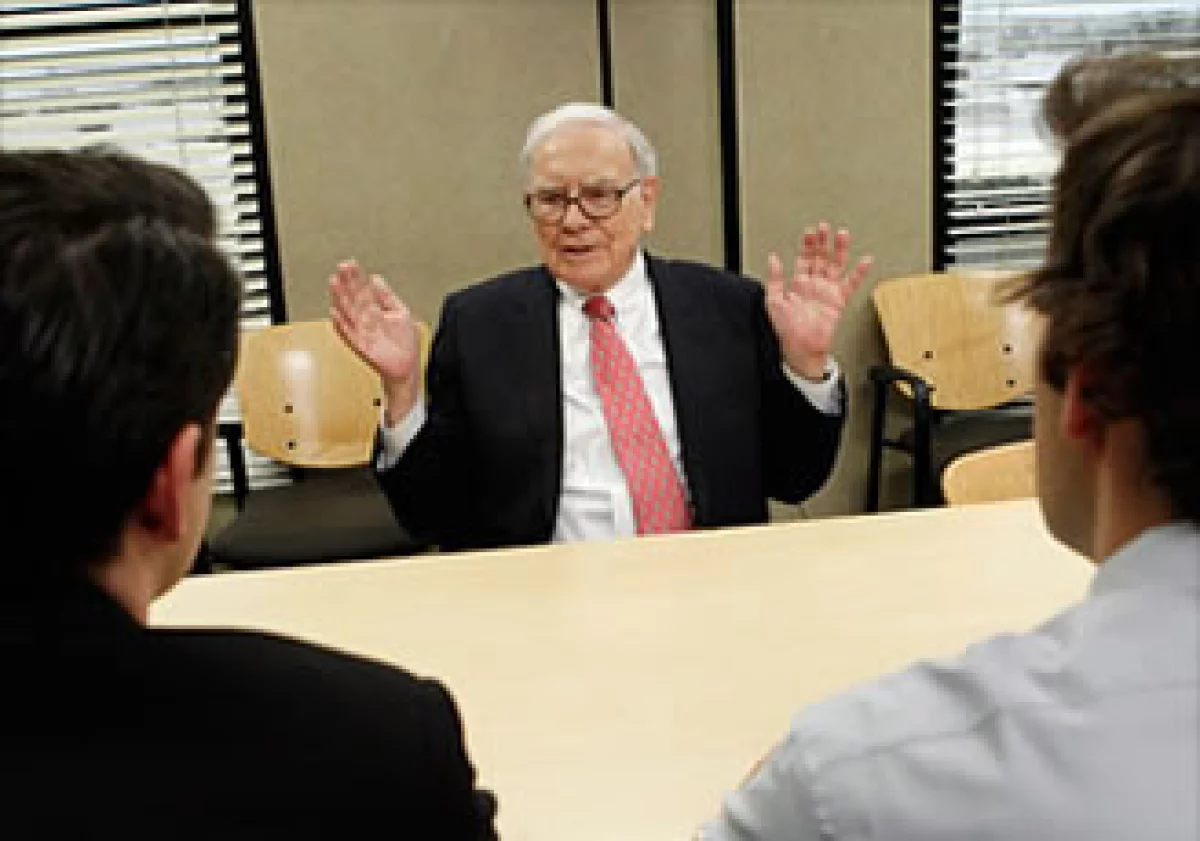 Warren Buffet visita la ficticia compañía Dunder Mifflin en ‘The Office’. (Foto: Cortesía CNNMoney.com)