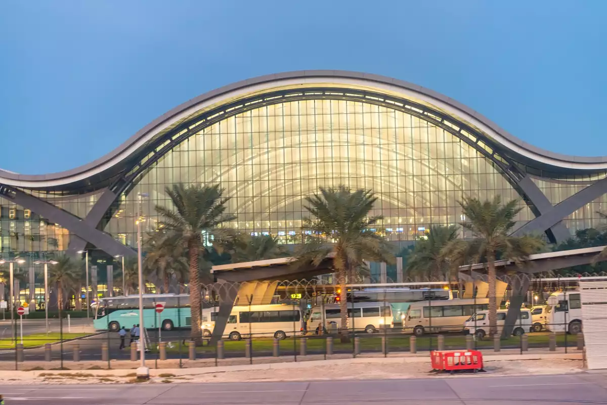 El Aeropuerto Internacional Hamad tiene una fusión de arquitectura contemporánea y la interpretación del paisaje a través de siluetas que representan el desierto de Qatar. (Fuente: Istock)