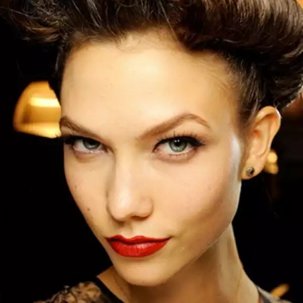 Jean Paul Gaultier y Christian Dior remiten a través del maquillaje a un estilo clásico y glamoroso del old Hollywood. Ojos marcados y labios rojos integran el look.