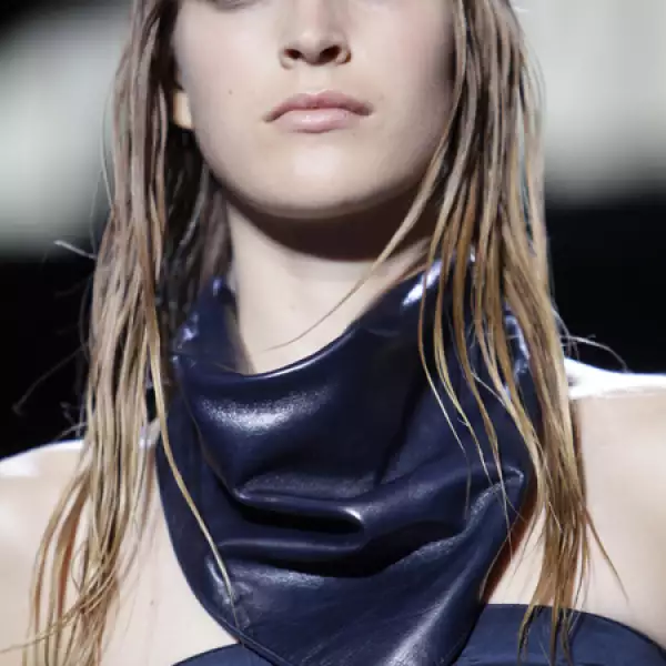 Cuellos de cuero acompañaron a los atuendos.