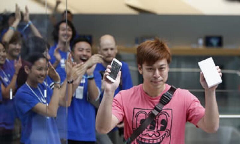 Uno de los clientes presume su nuevo iPhone 6. (Foto: Reuters)