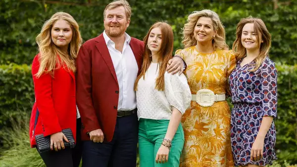 El rey holandés Guillermo, la reina Máxima, la princesa Amalia (izquierda), la princesa Alexia (al centro) y la princesa Ariane (derecha) durante la sesión de fotos de verano en el Palacio Huis ten Bosch en La Haya, Países Bajos.