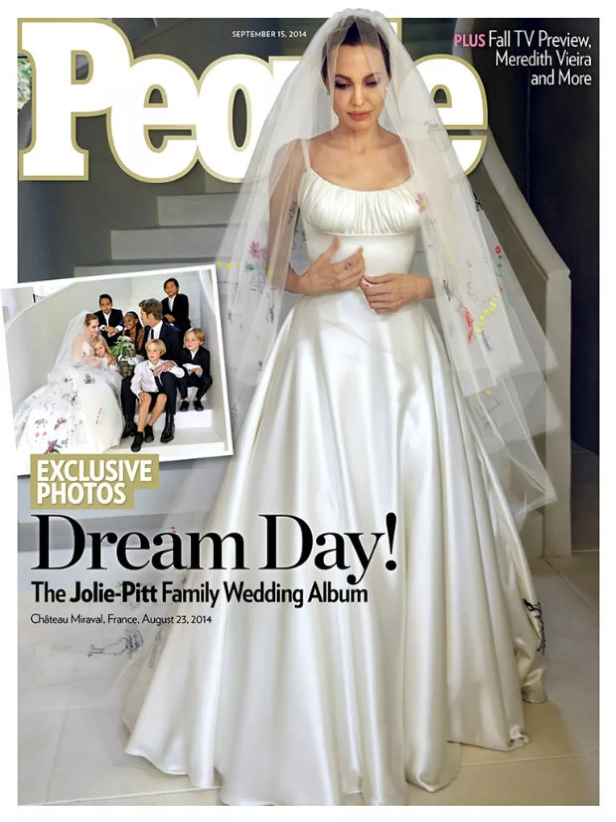 Angelina Jolie con su vestido de novia en la portada del más reciente número de People.