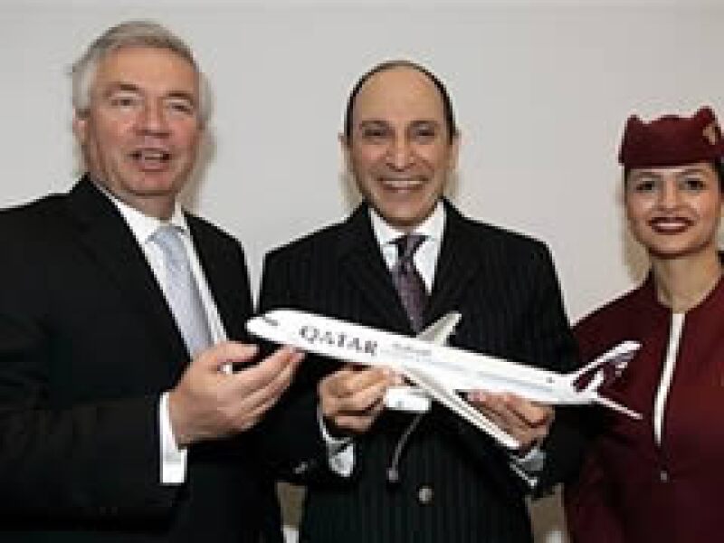 El presidente de Qatar Airways, Akbar Al Baker (centro), posa junto al CEO de Airbus, John Leahy (izquierda) tras cerrar el pedido de una nueva flota para la aerolínea. (Foto: AP)