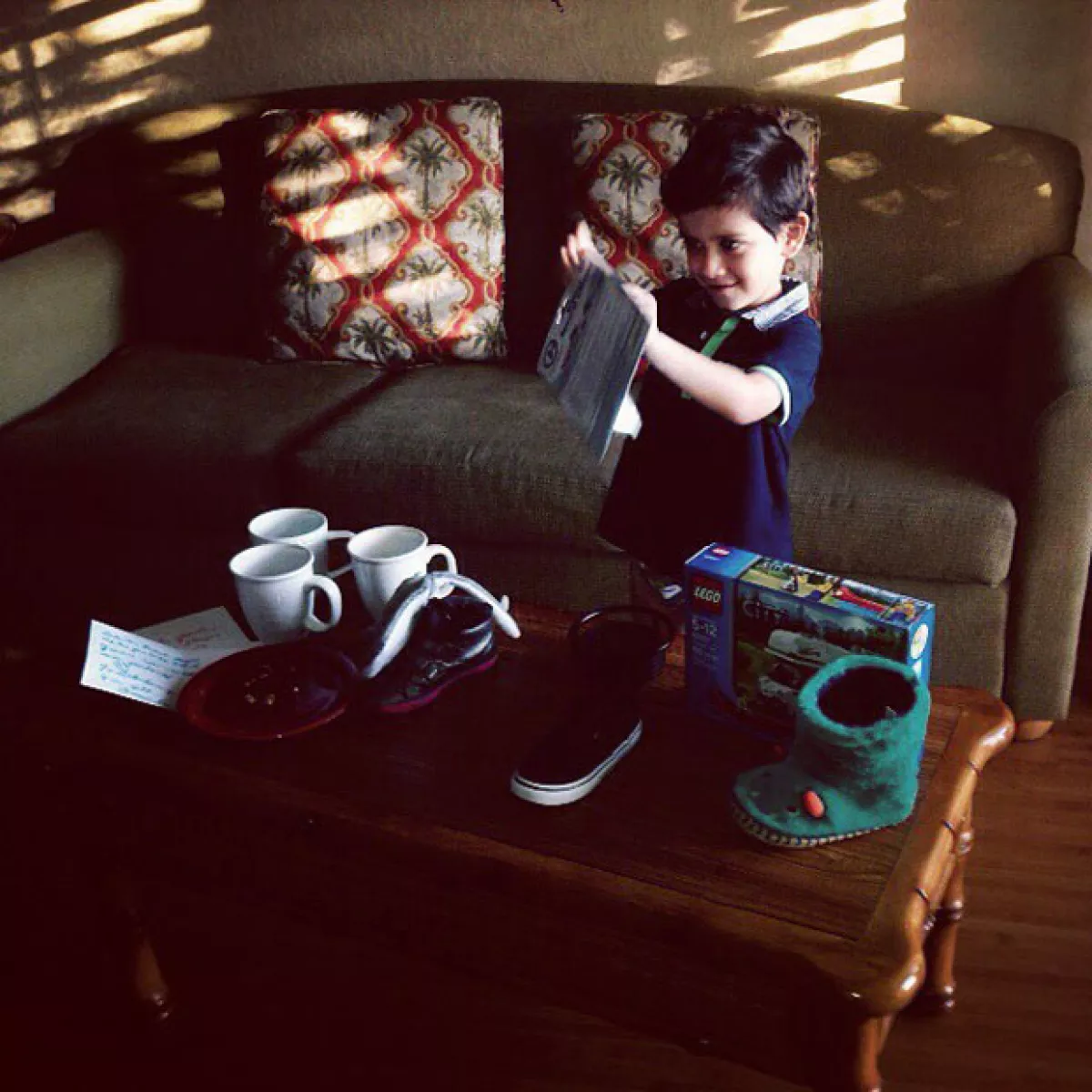 Iam, hijo de Claudia Lizaldi y Eamon Sheann abrió emocionado sus regalos desde Disneylandia.