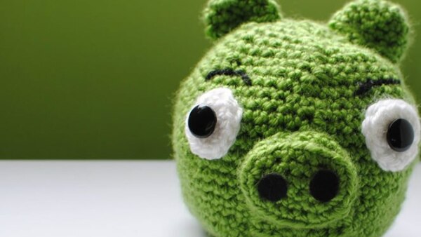 El videojuego de Rovio ha inspirado a sus fanáticos a crear pequeñas obras de arte, emulando el arte del videojuego. Aquí vemos un peluche tejido a mano, por una seguidora conocida con el nombre de Colleen.