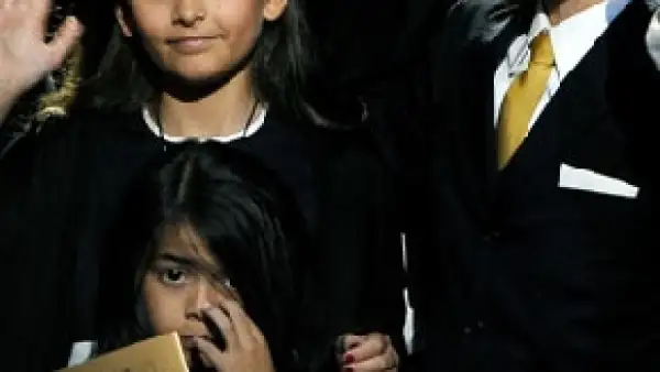 Los tres hijos del Rey del Pop tuvieron maestros particulares hasta ahora, pero su abuela, quien se quedó con la tutela de los niños, decidió que asistan a un colegio privado.