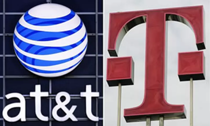 AT&T acordó pagar a T-Mobile una comisión de 3,000 mdd y 1,000 mdd en espacio radioeléctrico si la adquisición no sale adelante. (Foto: AP)