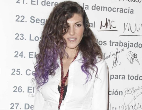 La intérprete confesó que al principio de su carrera le costo trabajo encontrar su propio estilo de voz, ya que era muy parecido al de su madre Amanda Miguel.