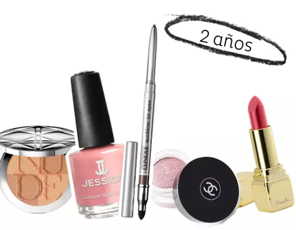El delineador en lápiz, lipstick, barniz de uñas, el blush, las sombras de ojos en polvo y las bases en polvo, duran hasta 2 años.