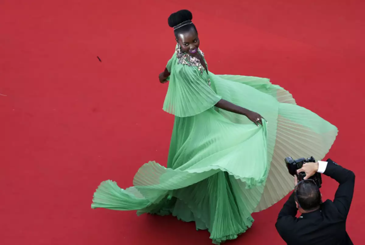 La modelo encantó a su pasó por la red carpet con un diseño de dos piezas que para muchos recordó al vestido verde de la actriz, quienes además parecieron hacer las mismas poses.