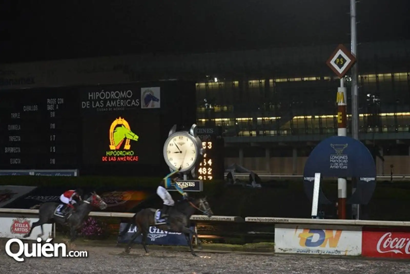 Ganador del Handicap Longines Diamante Negro y Moisés González.