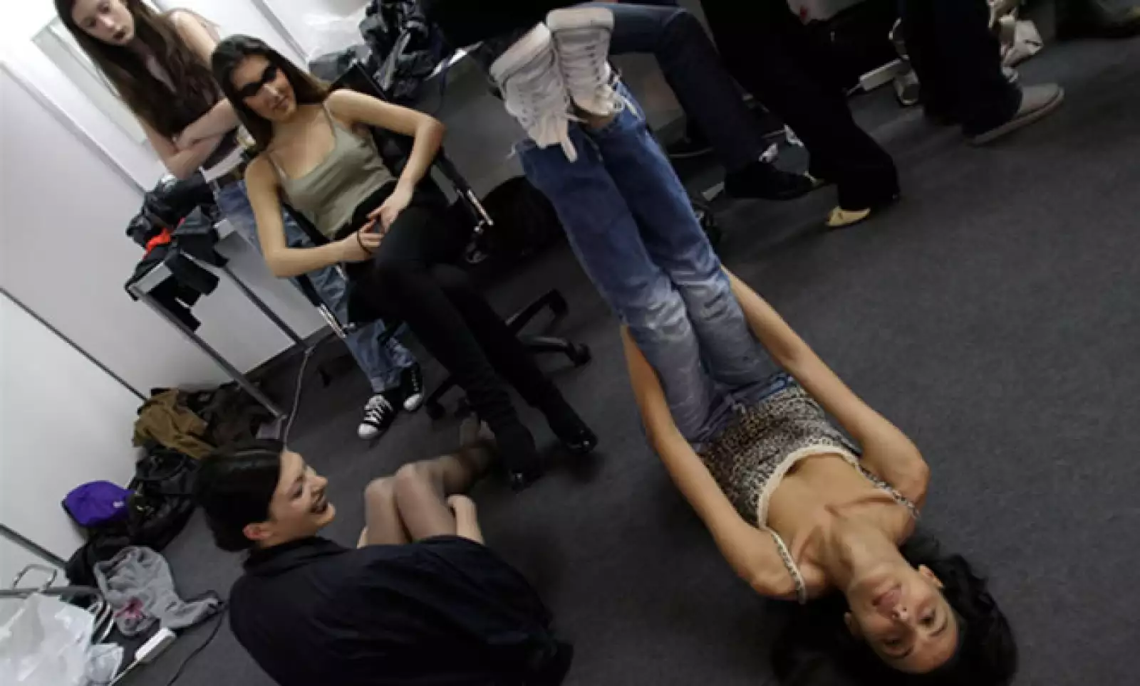 Las modelos se preparan para hacer su presentación ante los medios.