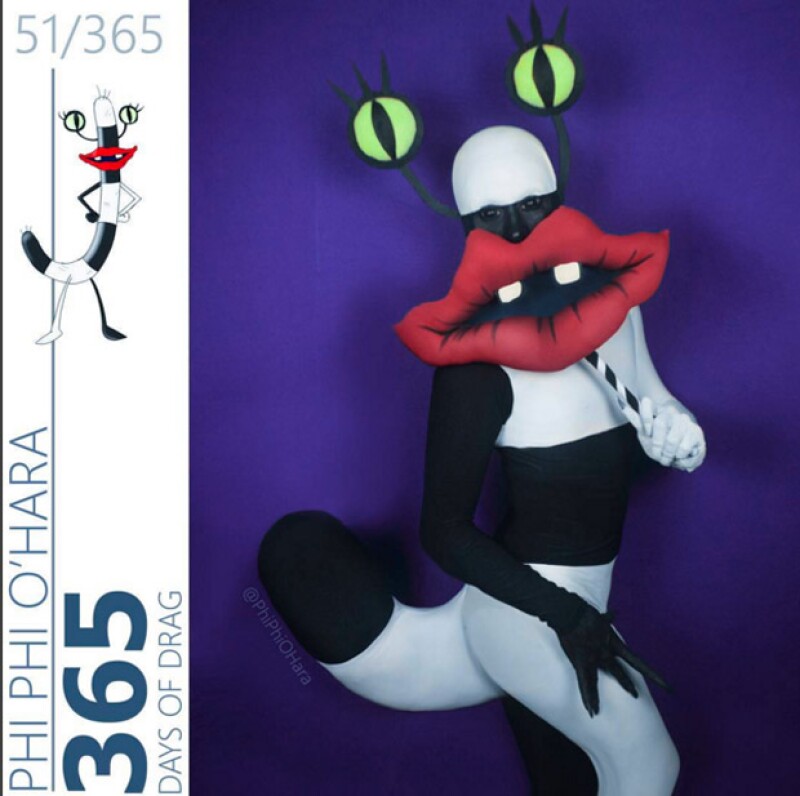 Con ayuda no solo de pelucas y disfraces, Phi Phi utiliza prótesis y cartón para dar vida a los personajes de las caricaturas noventeras, entre ellos a Oblina de Aaahh!! Real Monsters.