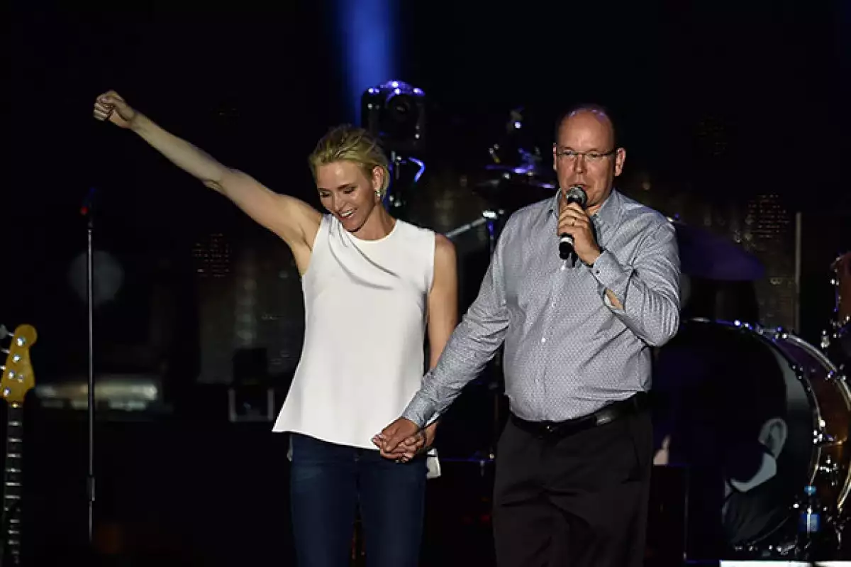 Charlene y Alberto fueron los encargados de presentar a Robbie Williams.