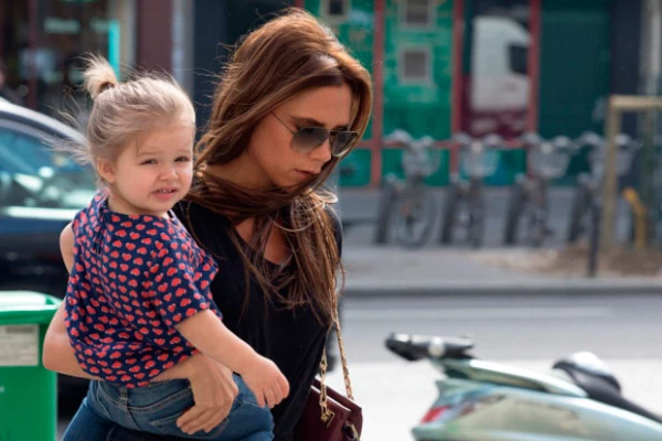 Victoria generó gran controversia con una foto que publicó para felicitar a su hija menor.