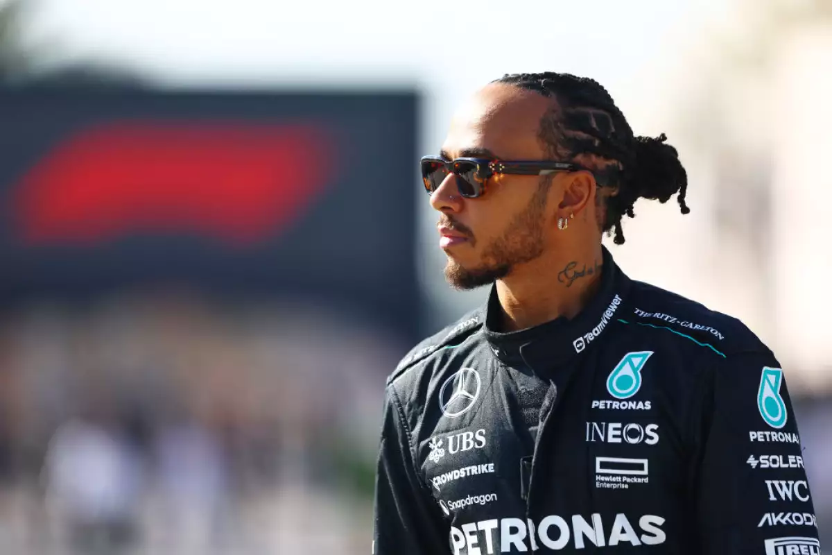 Foto de Lewis Hamilton con gafas oscuras y el uniforme de Mercedes antes de iniciar las pruebas de pretemporada en Bahrein, 2024.