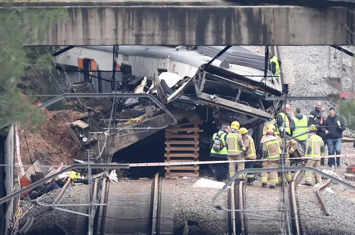 Una foto tomada el 21 de enero de 2026 muestra un tren de servicio regional la mañana después de chocar con una pared derrumbada (L), matando a una persona e hiriendo gravemente a cinco, entre Sant Sadurni d'Anoia y Gelida, cerca de Barcelona