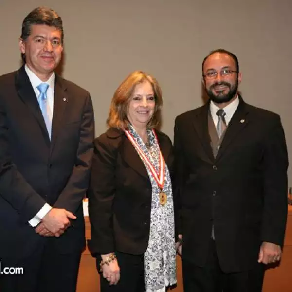 Medalla a Mar?Elena Medina Mora