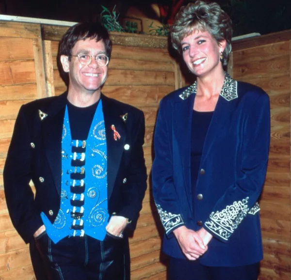 ELTON-JOHN-MAESTRO-PIANO-ROYAL-BABY.jpg