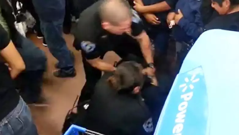 En el primer día de compras, se reportaron dos peleas en una tienda de Virginia y el caso de un hombre que fue apuñalado.