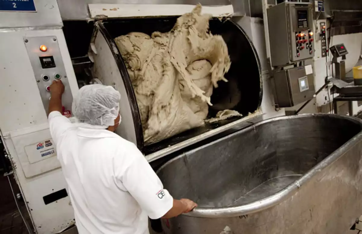 La harina llega a m�quinas de amasado para trasladarla a los equipos de producci�n