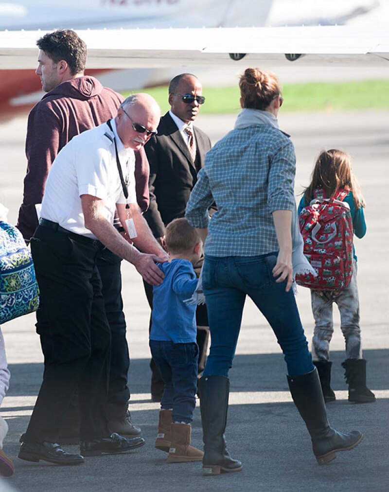Ben Affleck y Jennifer Garner fueron captados tomando un jet privado junto a sus hijos.
