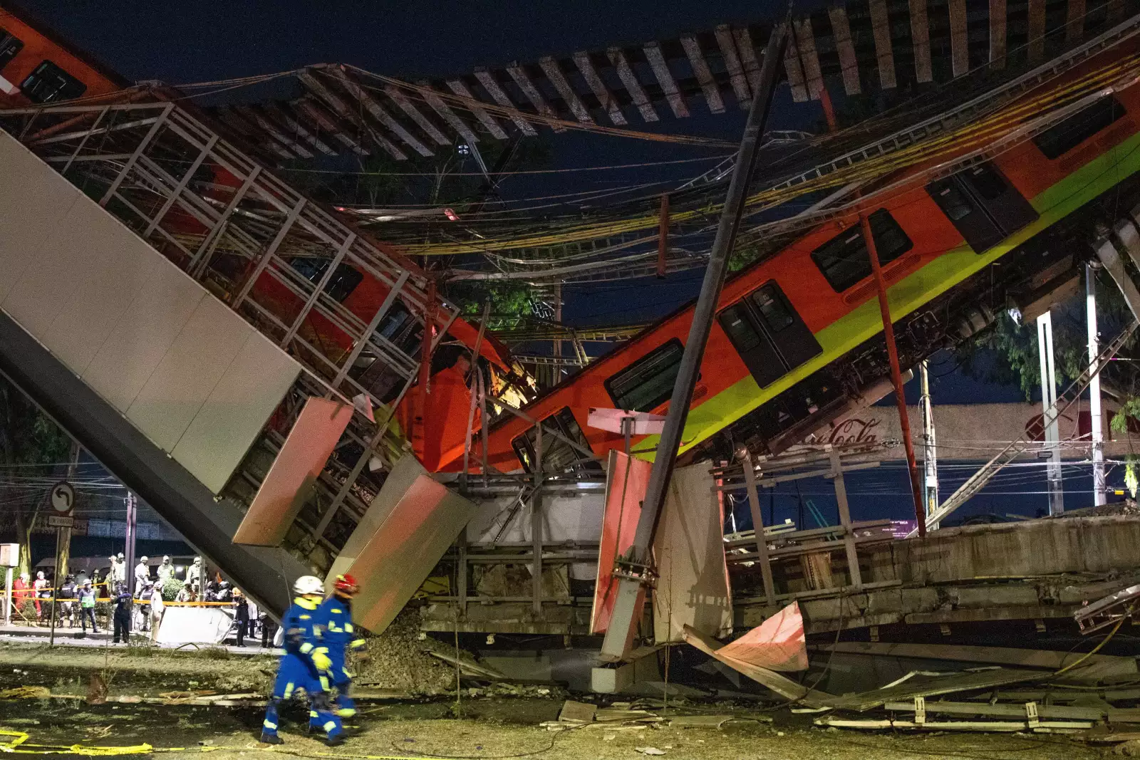 Ayer alrededor de las 22 hrs un convoy de la Línea 12 del Metro se desplomó luego de que se venciera el tramo elevado en la estación Olivos, hasta el momento hay un saldo preliminar de 20 personas fallecidas.