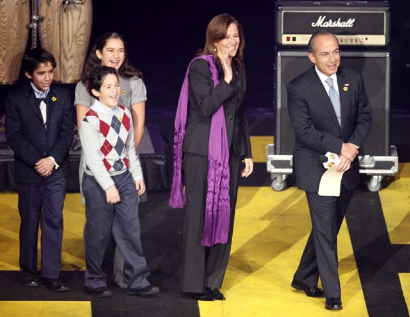 El presidente de México Felipe Calderón, acompañado de su familia, la primera dama Margarita Zavala y sus tres hijos, no dejaron de aportar al Teletón.