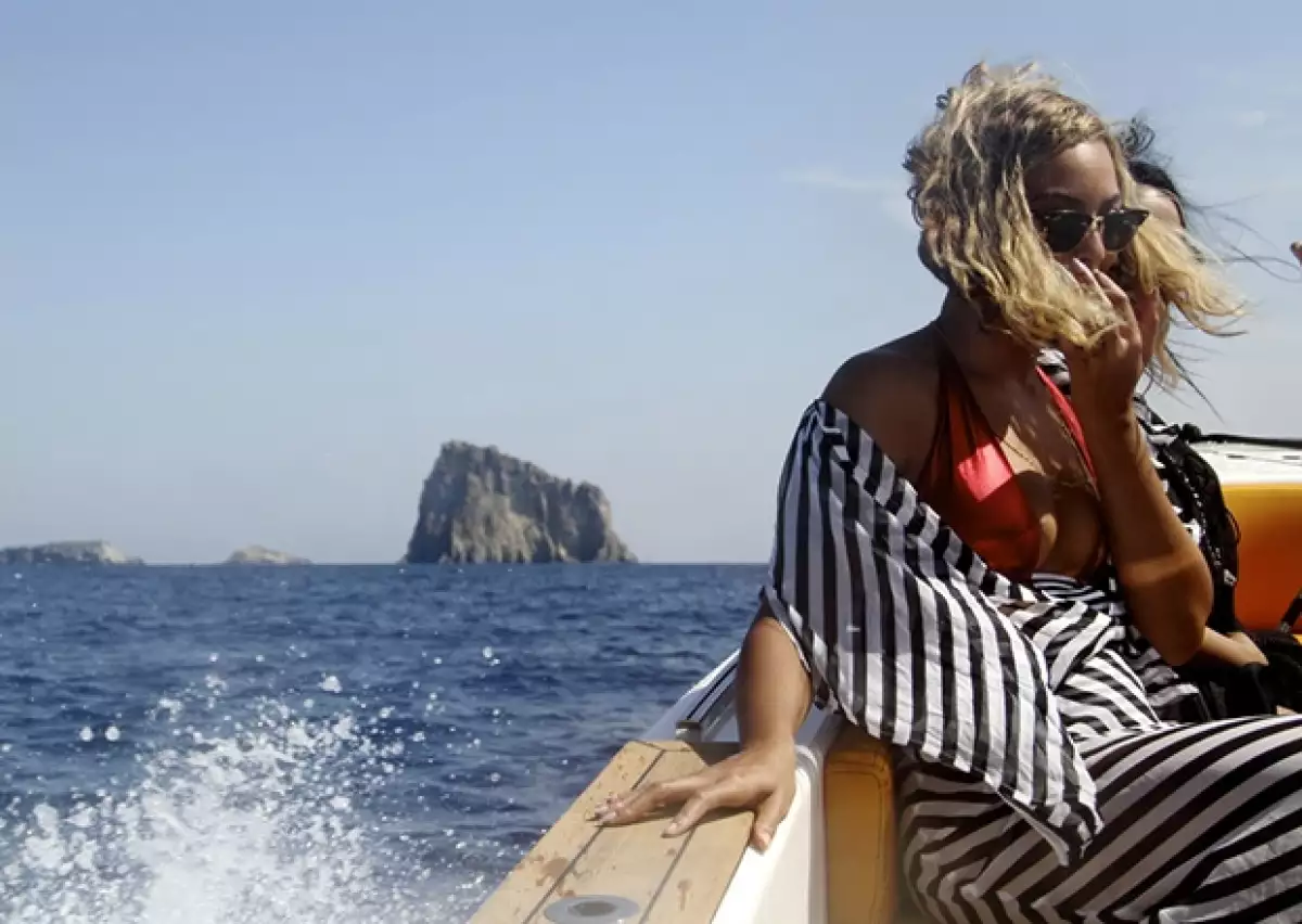 Este año Beyoncé y Jay Z han vacacionado en diferentes y exóticos lugares. Ahora hicieron un recorrido por las costas mediterráneas de Italia y Grecia, acompañados de la pequeña Blue Ivy.