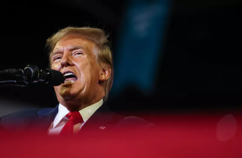 El candidato presidencial republicano y expresidente de los Estados Unidos, Donald Trump, habla mientras celebra un mitin de campaña en la Universidad de Coastal Carolina antes de las primarias presidenciales republicanas de Carolina del Sur en Conway, Carolina del Sur, EE. UU., el 10 de febrero de 2024.
