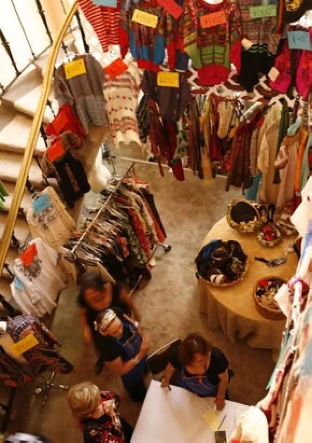 Como cada año el bazar de la Asociación de Amigos del Museo de Arte Popular se prepara para la vendimia de artículos en favor a los artesanos que exponen en este museo.