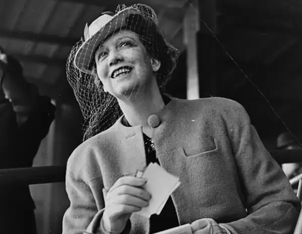 Elizabeth Arden fue la primera mujer en introducir el maquillaje de ojos en América