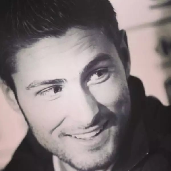 Aunque normalmente este deportista es captado con la camisa del Arsenal, fuera de la cancha deja los tacos de futbol y utiliza trajes de Hugo Boss. Su pelo tiene un estilo clipper, teniendo el cort...