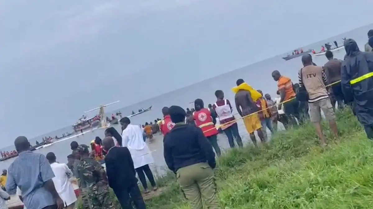 Imagen de un avión de pasajeros sumergido en el Lago Victoria en Tanzania