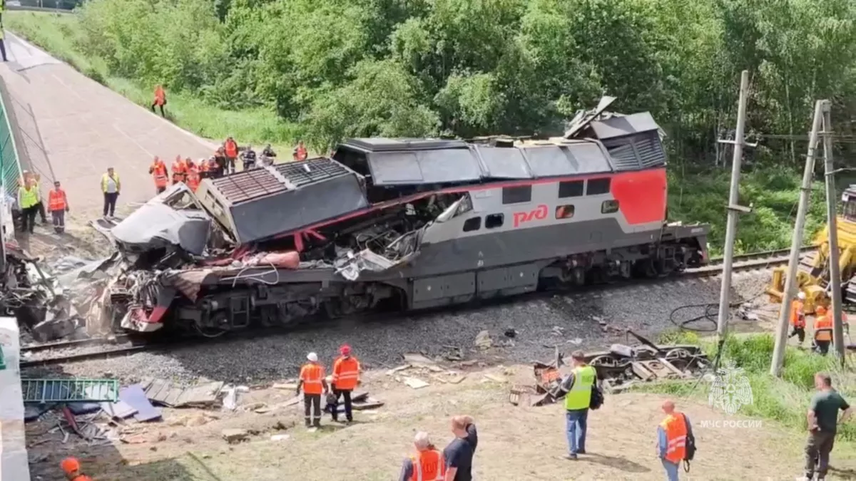 Especialistas de los servicios de emergencia retiran una locomotora dañada en la escena, después de que un puente de carretera se derrumbara sobre las vías del tren que descarrilaba un tren que se aproximaba en la región de Bryansk, Rusia, el 1 de junio de 2025, en esta imagen fija tomada de un vídeo.