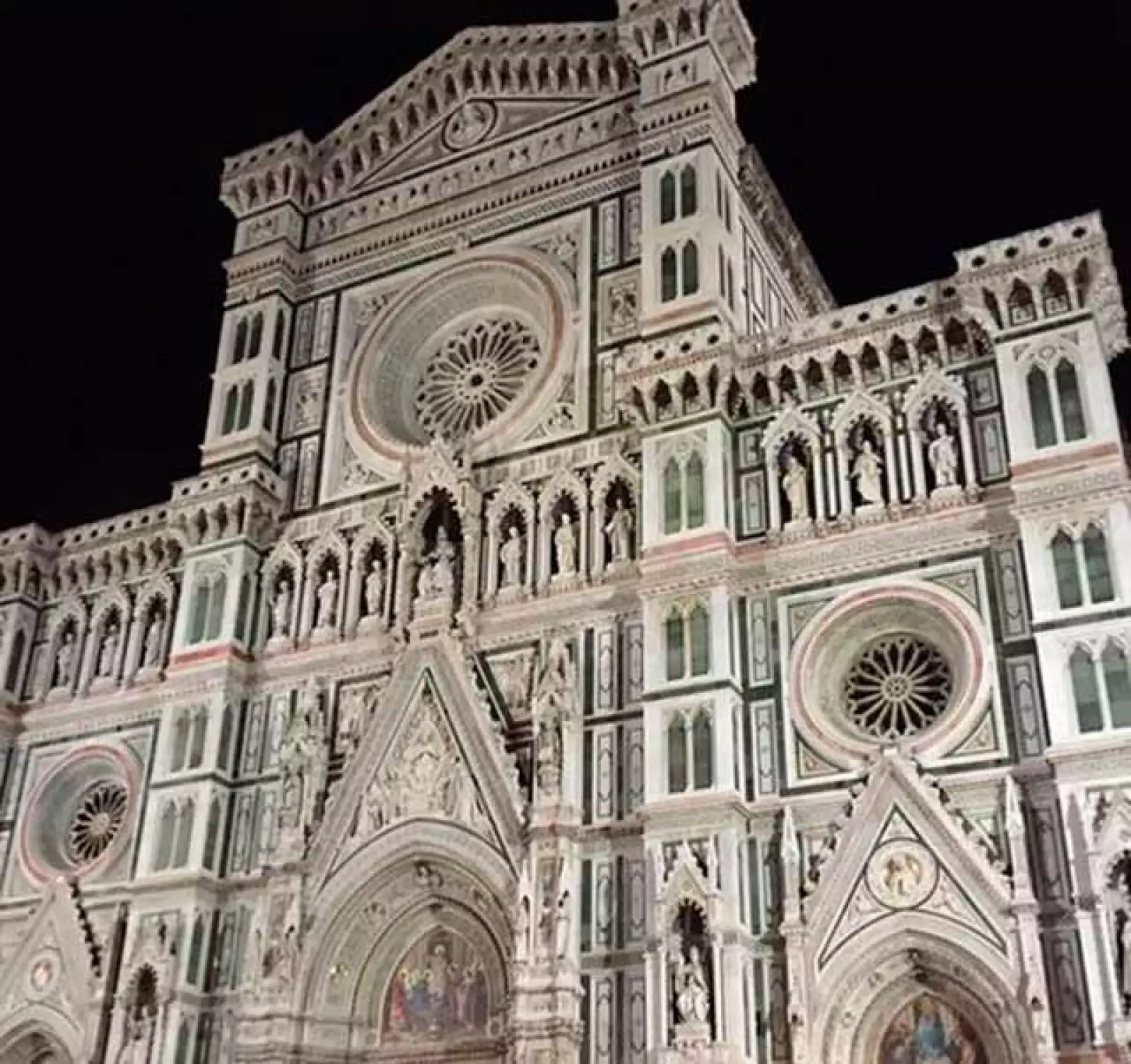 La cantante ha compartido algunas imágenes de su recorrido por ciudades de Italia como Florencia y Venecia.